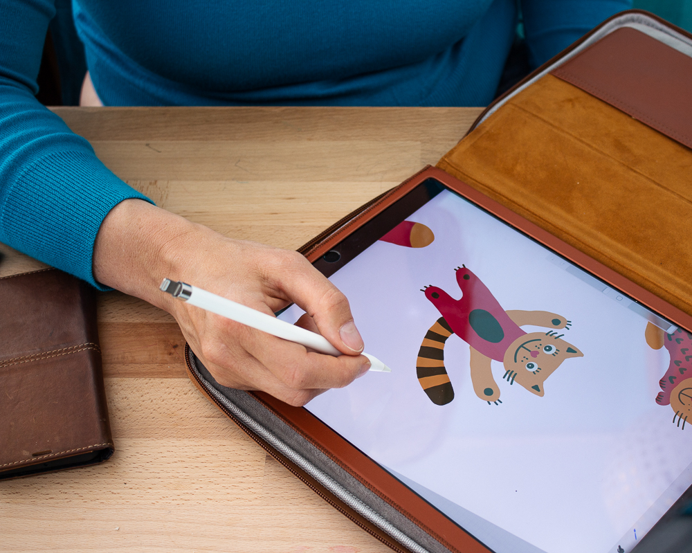 Stefanie vom Glückswolf zeichnet mit dem Apple Pencil